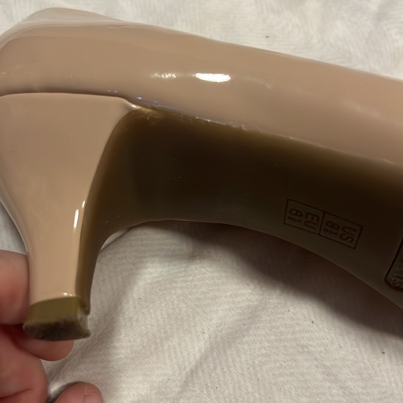 Aerosoles Nude Beige Pumps, 8.5, Patent Leather, Pointed Toe - Picture 10 of 10